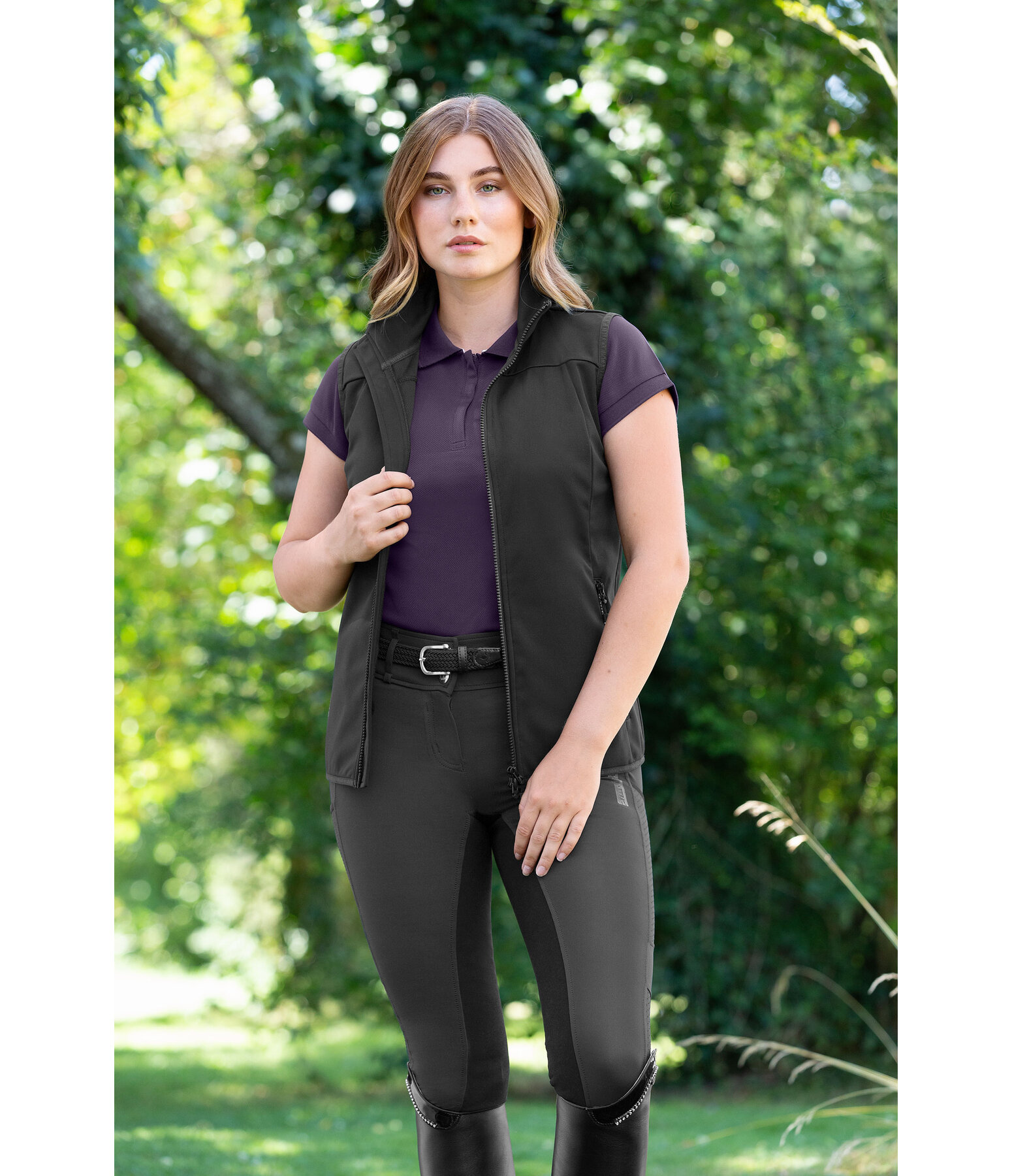 Sportliche Softshellweste aus dehnbarem 4-Way-Stetchmaterial. Winddicht und atmungsaktiv. Mit Stehkragen und unterlegtem 2-Wege-