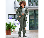 Dames-Outfit Glacier in forest