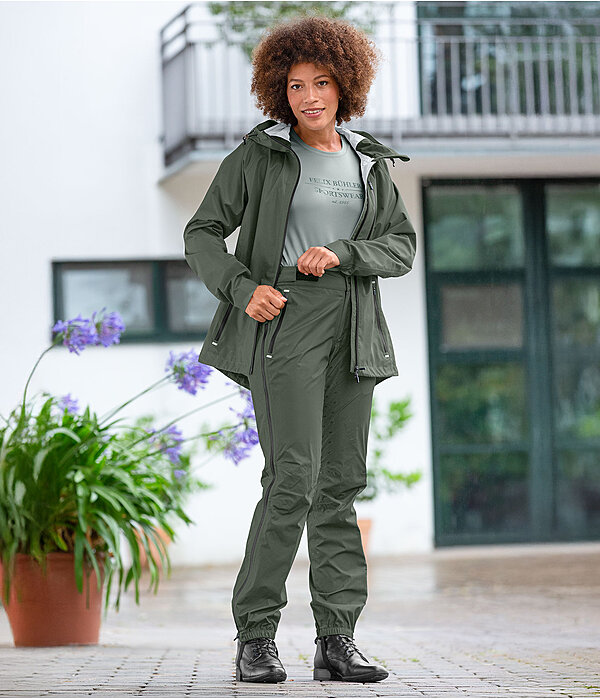 Dames-Outfit Glacier in forest